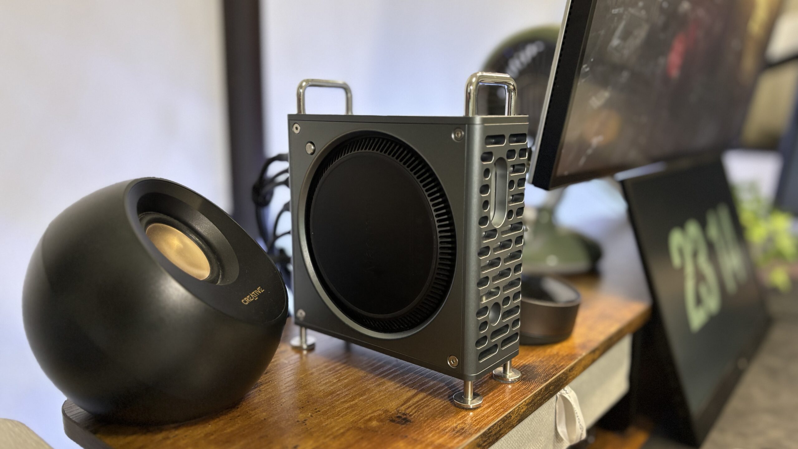 Mac mini M4 Pro をTigaスタンドに縦置きした写真