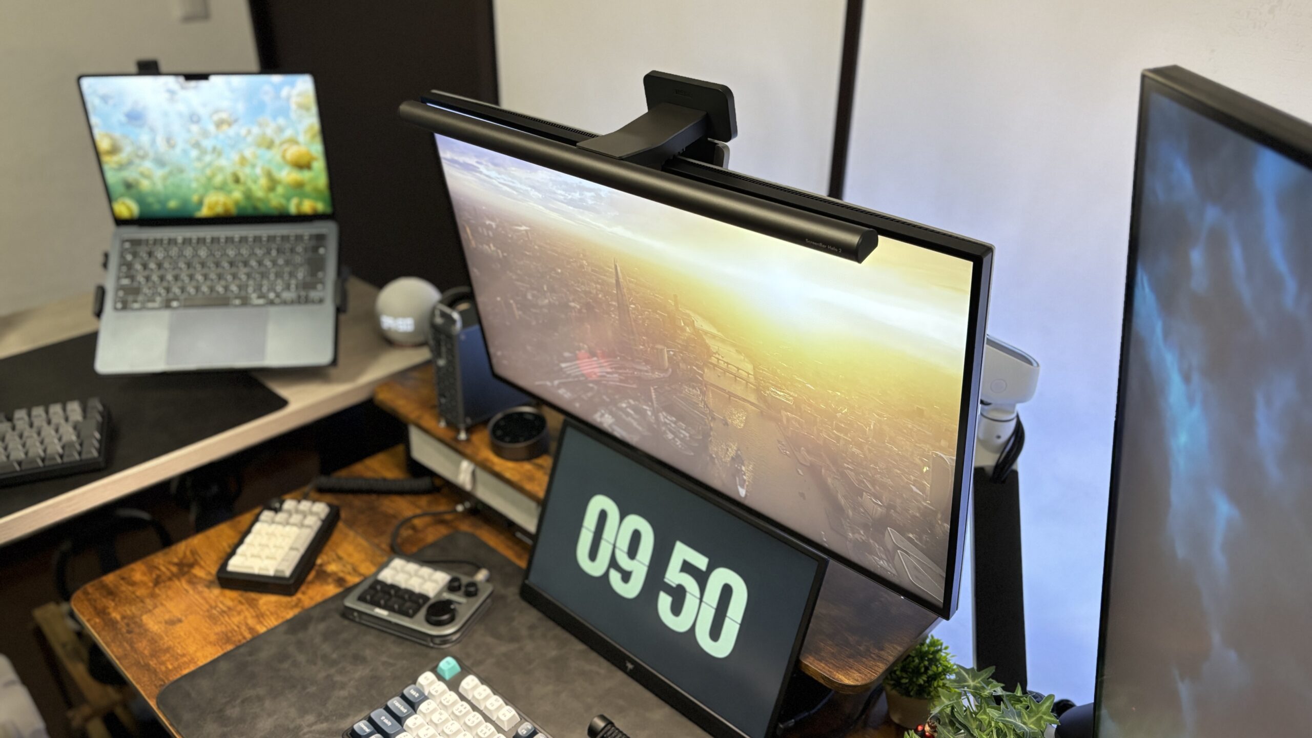 BenQ ScreenBar Halo 2 の点灯写真