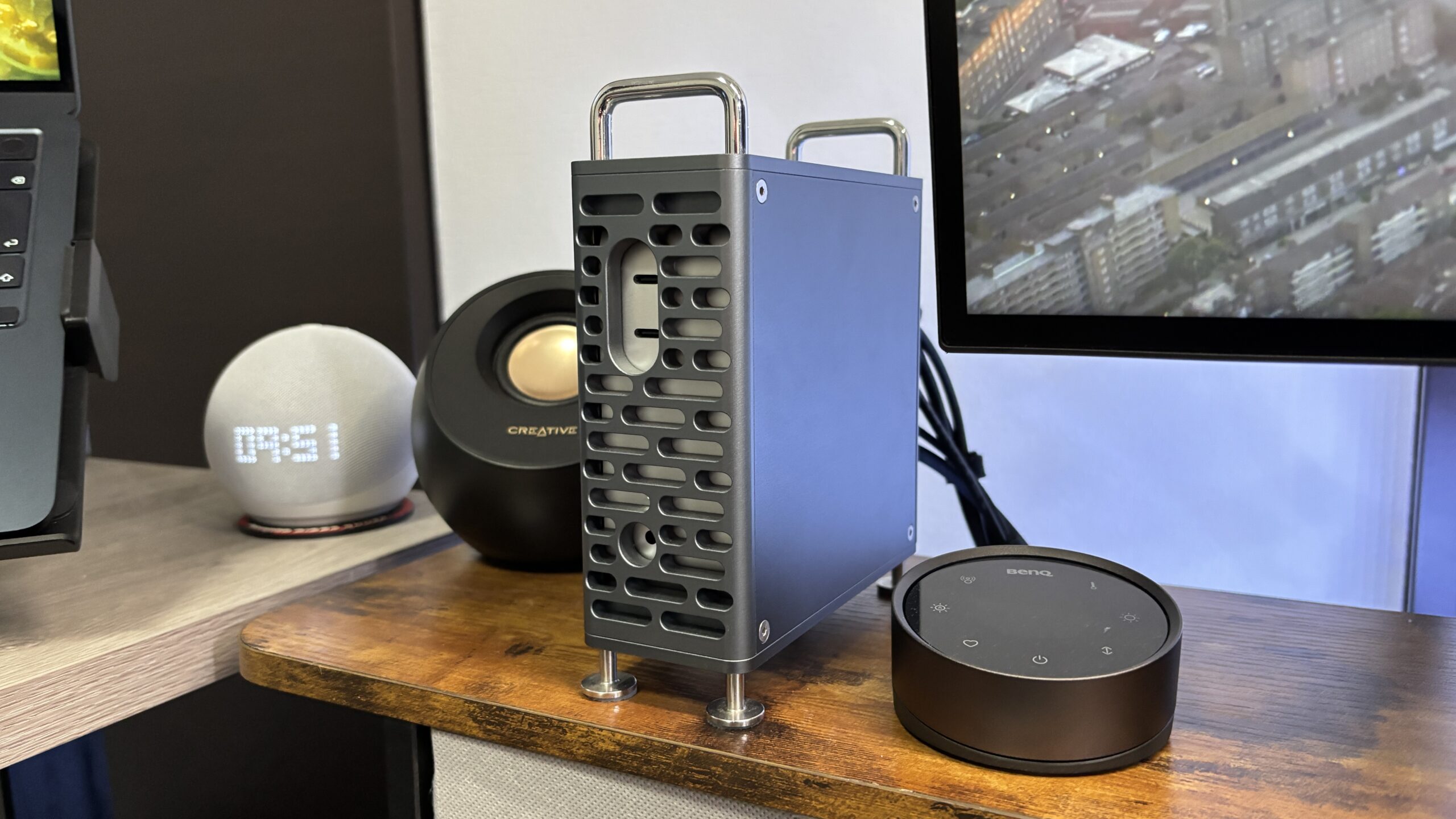Mac miniとTigaスタンドの近接写真