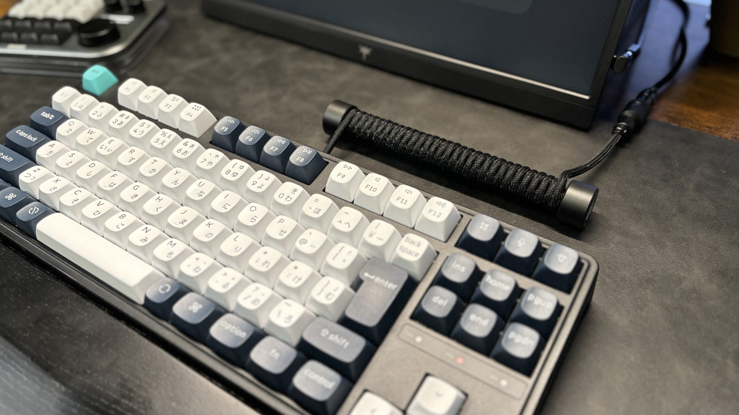 GravaStarコイルケーブルとキーボードの写真