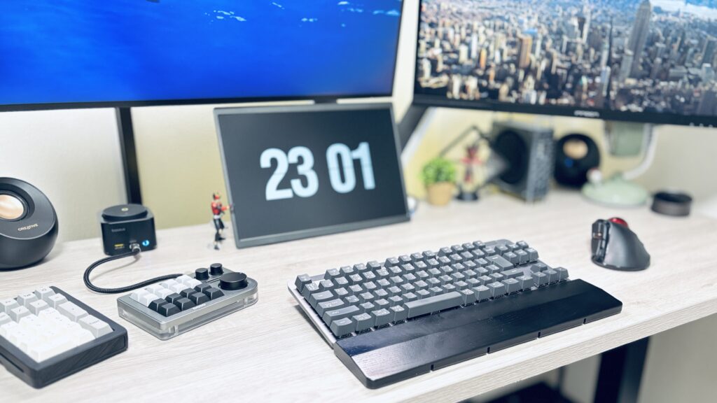 Logicool SIGNATURE K855をデスクで使用している時の写真2