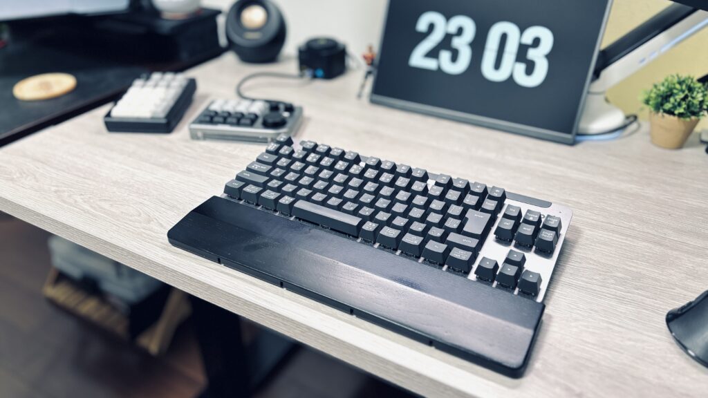 Logicool SIGNATURE K855をデスクで使用している時の写真1