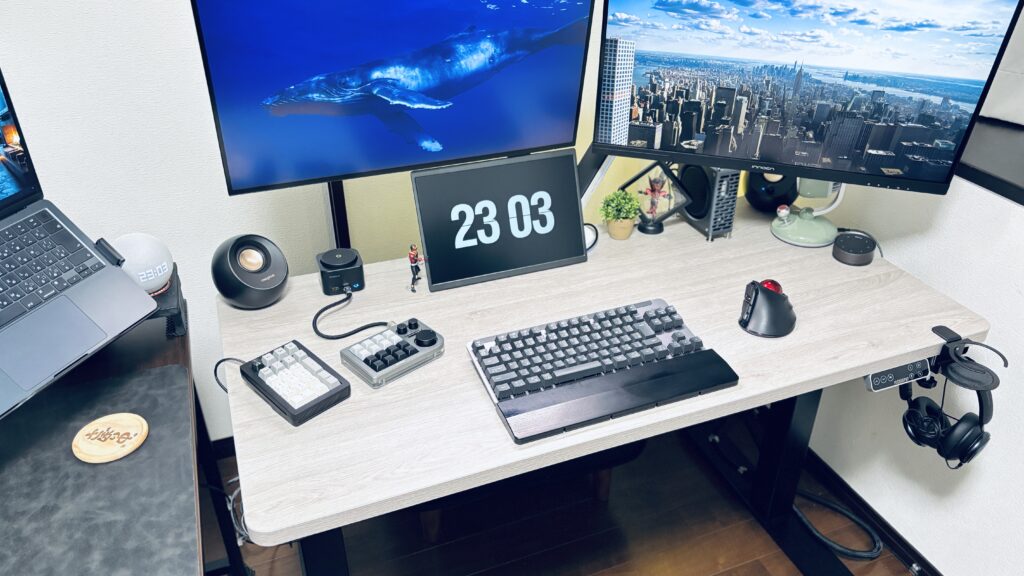 Logicool SIGNATURE K855をデスクで使用している時の写真3