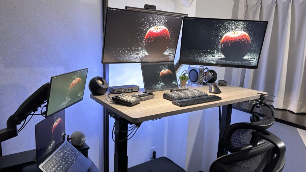 スタンディング時のデスク写真