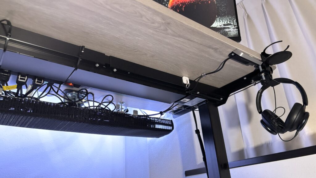 FlexiSpot:E7のデスク裏側写真1