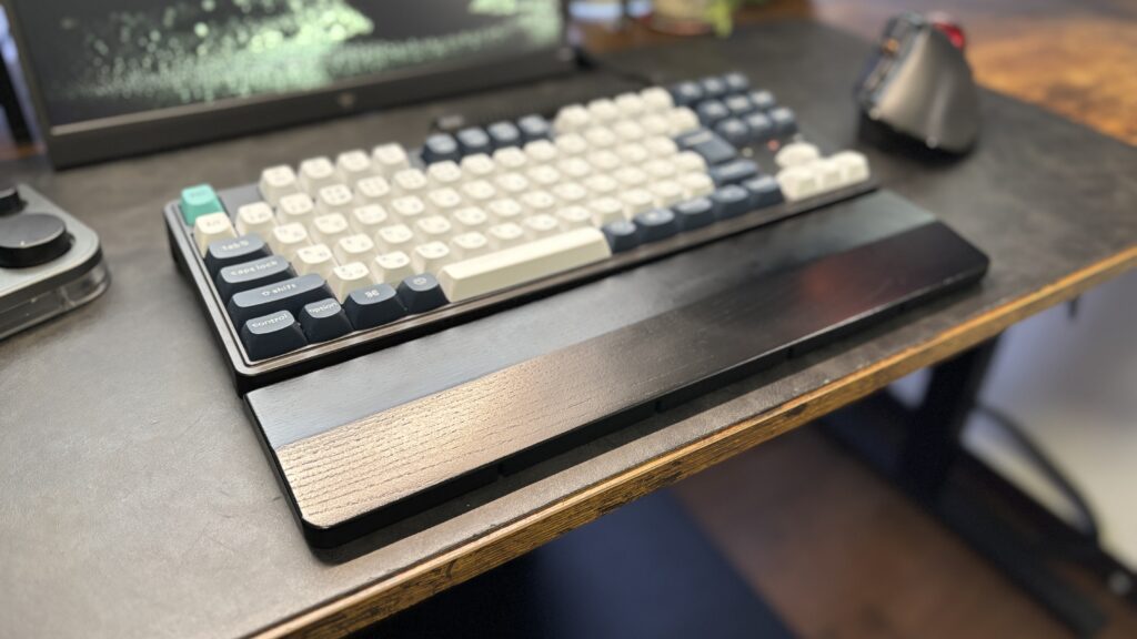 Faluber 漆塗り木製リストレストの写真