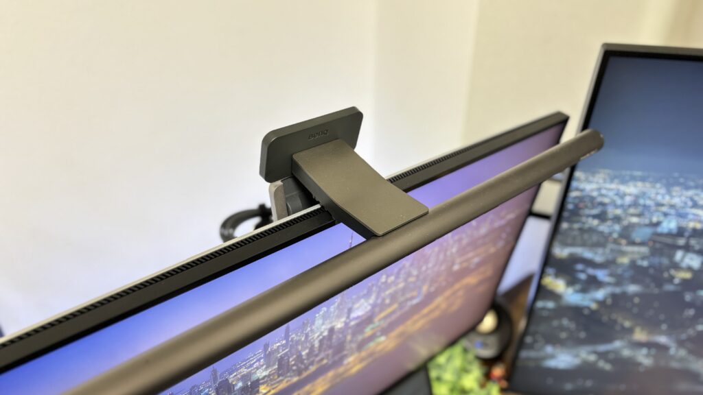 BenQ ScreenBar Halo 2の中央スリットにWebカメラを設置した状態
