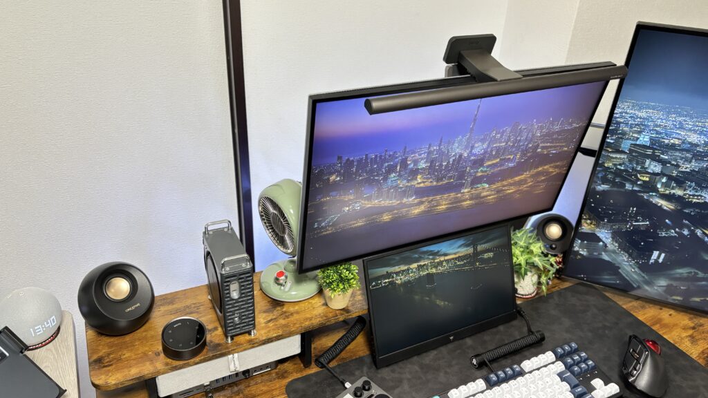 BenQ ScreenBar Halo 2の自動ON/OFF機能でデスクに着席した瞬間に点灯する様子