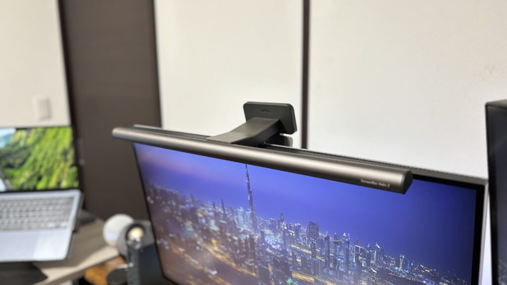 BenQ ScreenBar Halo 2をDell U2723QE-Aモニター上部にワンタッチ装着した状態