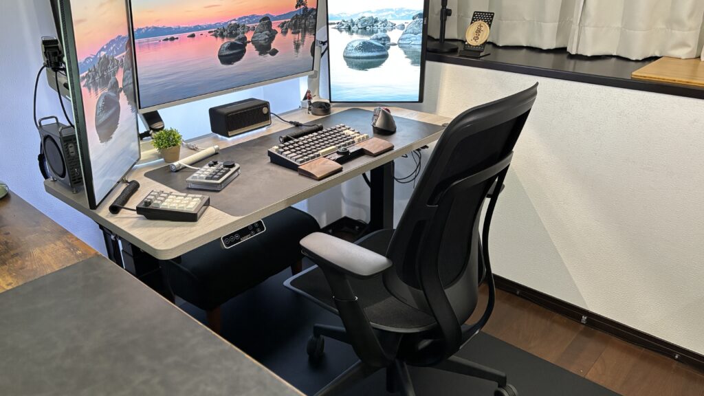 Steelcase Karmanを設置したデスクの写真