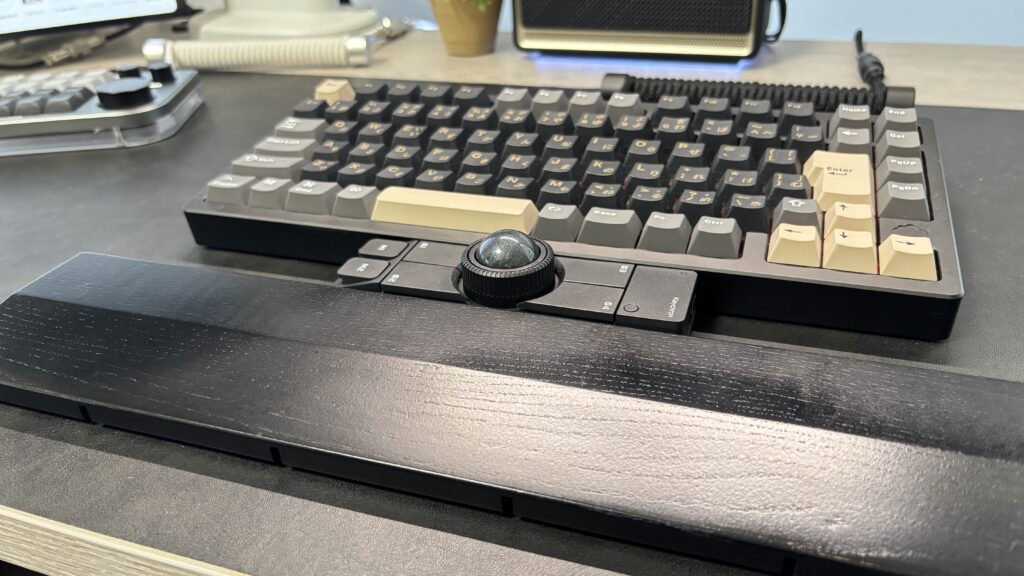Nape Proをキーボード下に設置した写真