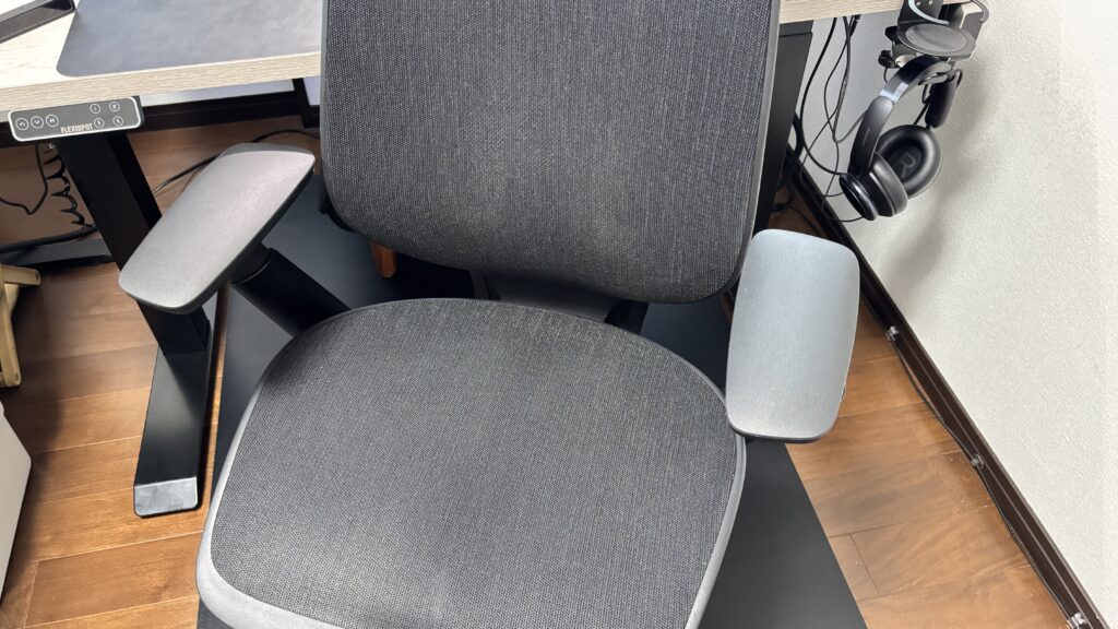 Steelcase Karmanのアームレスト(一番内側に寄せた状態)