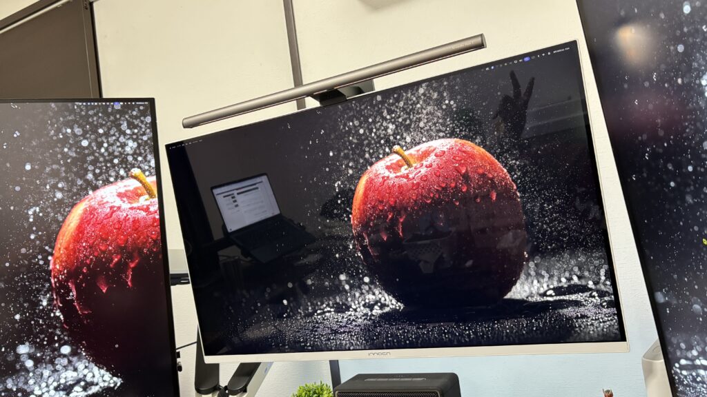 GA32V1M Maxの光沢のある画面に映り込みが出ている様子