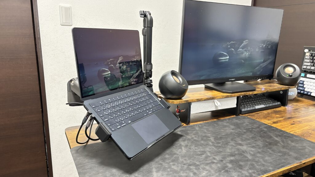 モニターアームで吊るしたノートPCとデスク全体