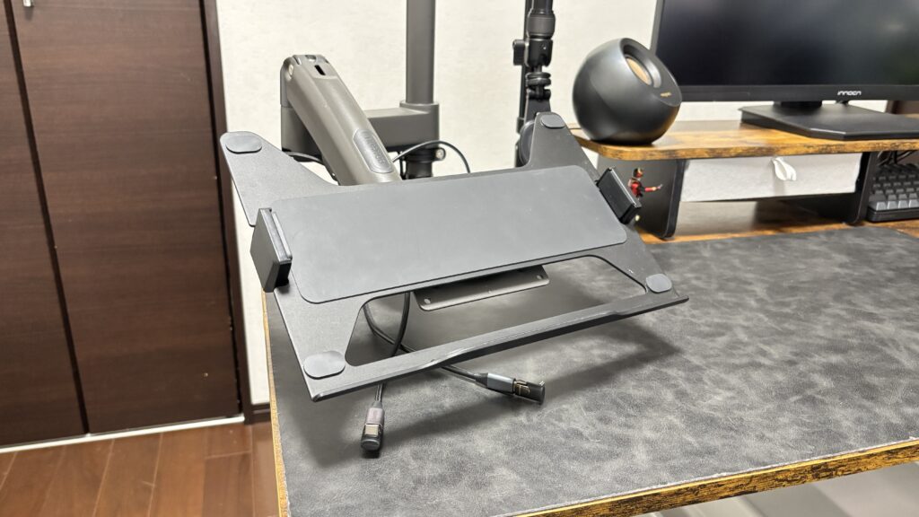 モニターアームに取り付けたラップトップホルダー（ノートPCなし）
