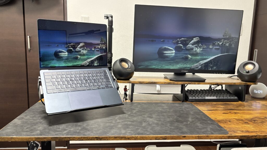 見やすい位置と角度に調整した、吊るしたノートPC