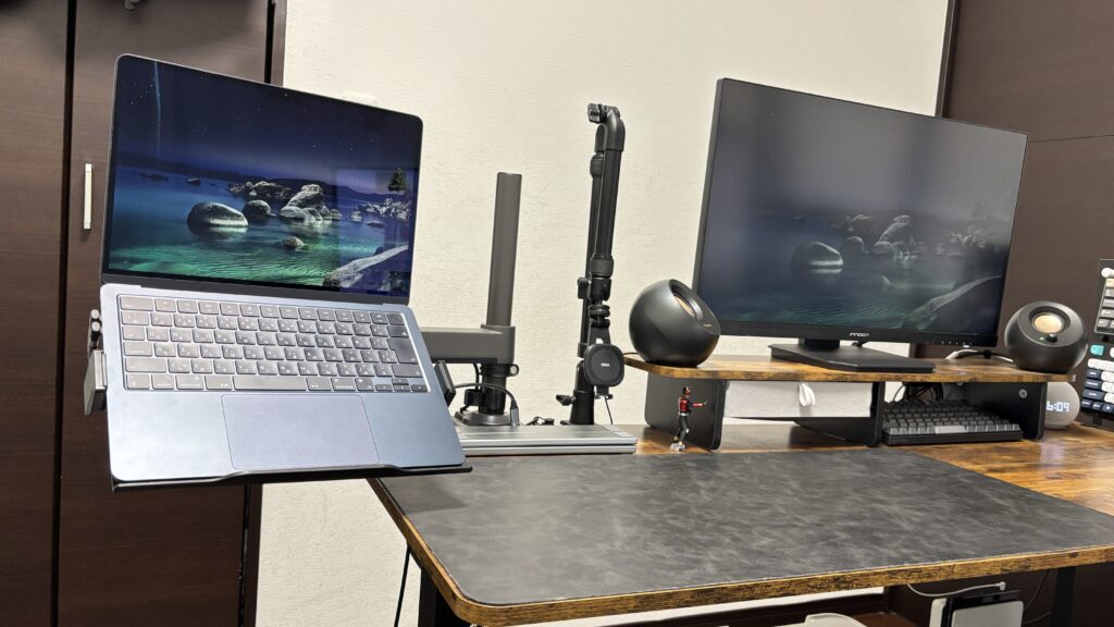 アームを伸ばしてデスクの外側に出したノートPC