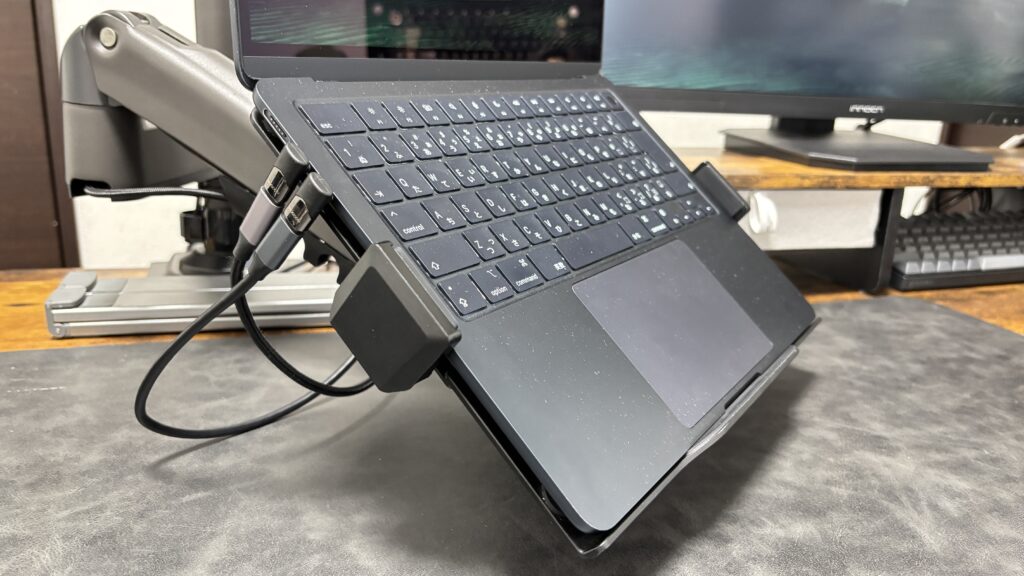ホルダーで挟んだMacBook Air M2の側面（USB-C端子にかぶらない）