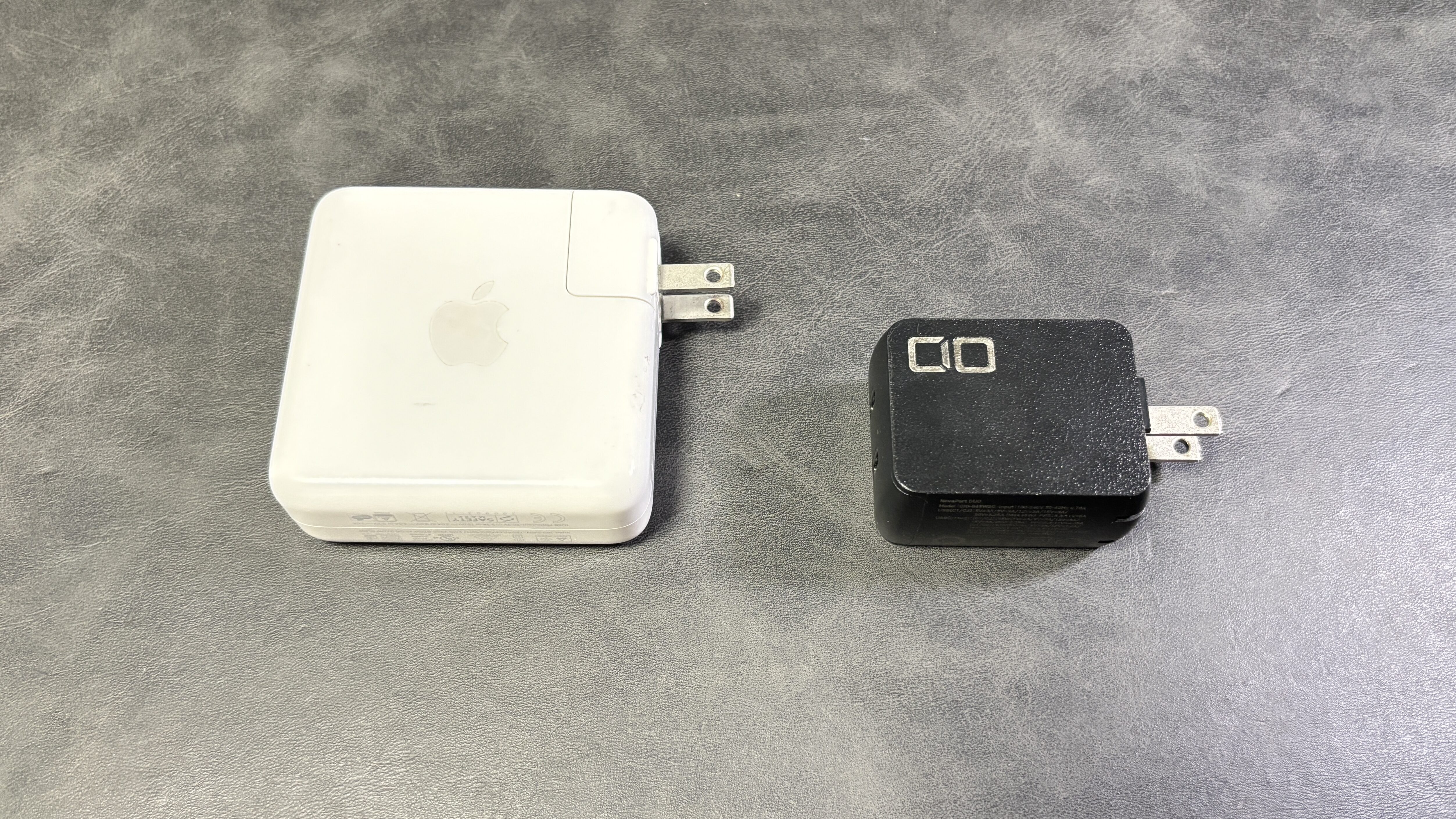 Apple純正の充電器とNovaPort DUO 65Wの大きさ比較