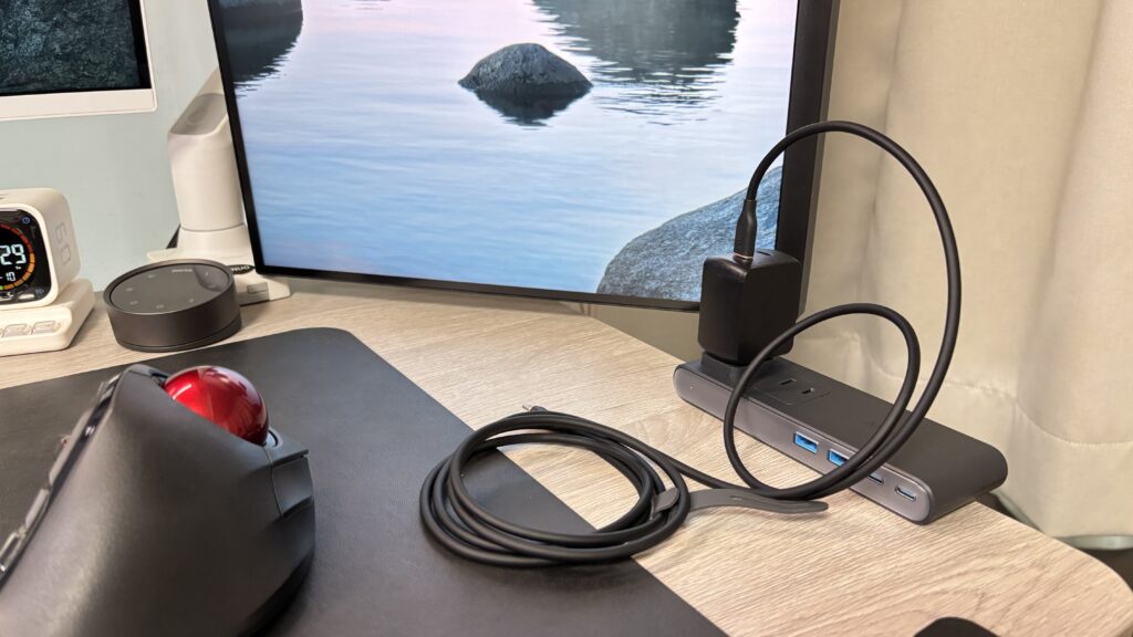 電源タップに挿したNovaPort DUO 65Wとケーブル1本