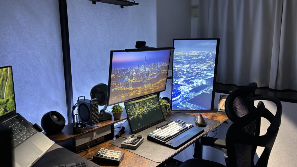 BenQ ScreenBar Halo 2のフロントライトでキーボードや手元を明るく照らした様子