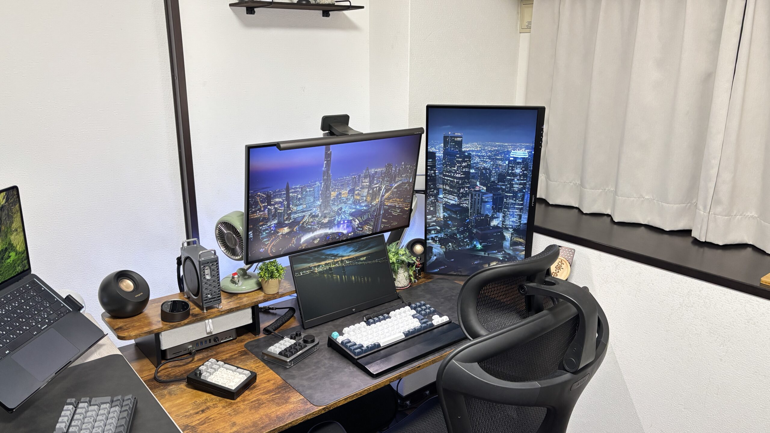 BenQ ScreenBar Halo 2点灯時のデスク全景