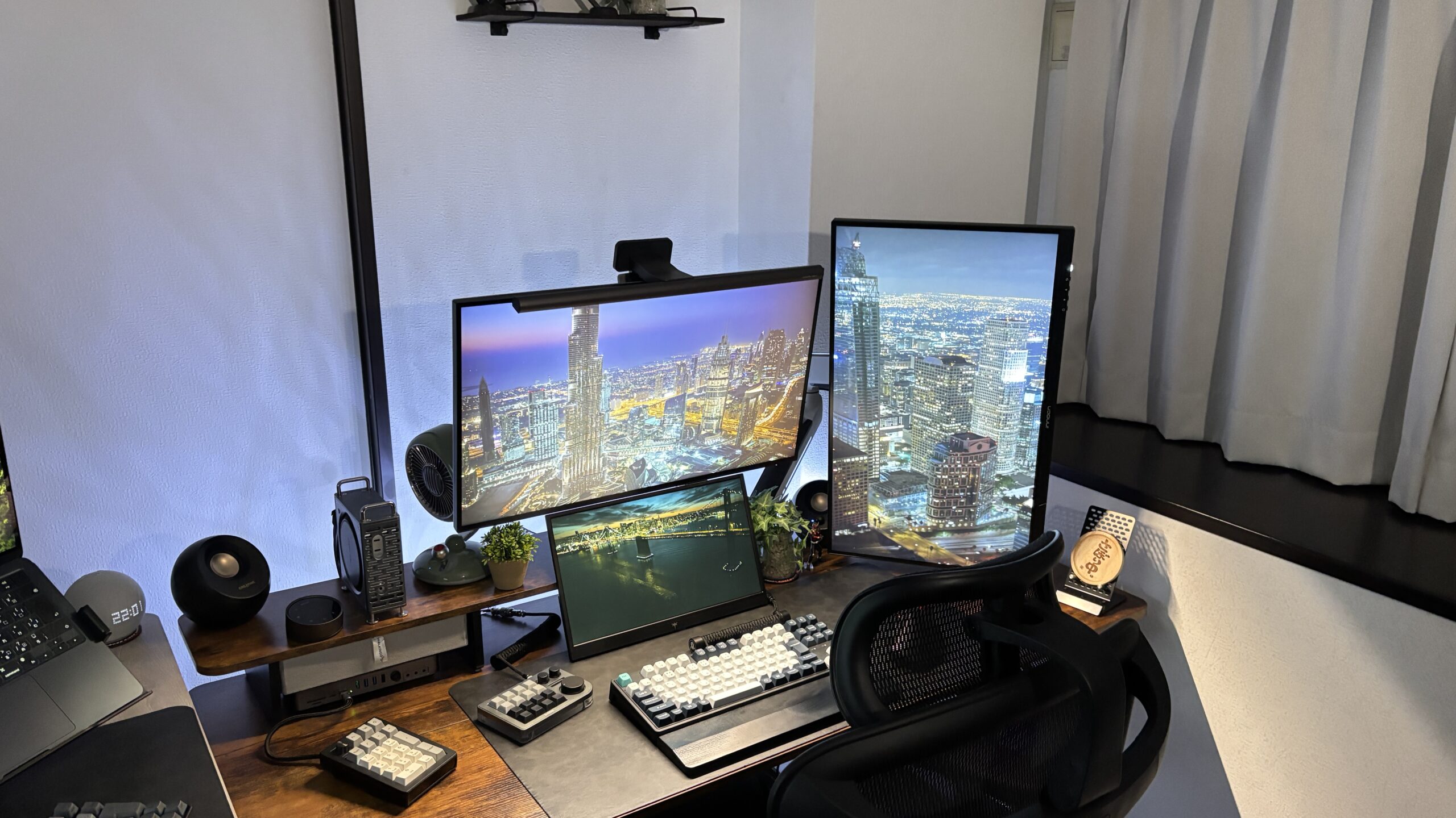 BenQ ScreenBar Halo 2のフロントライトのみ点灯した状態