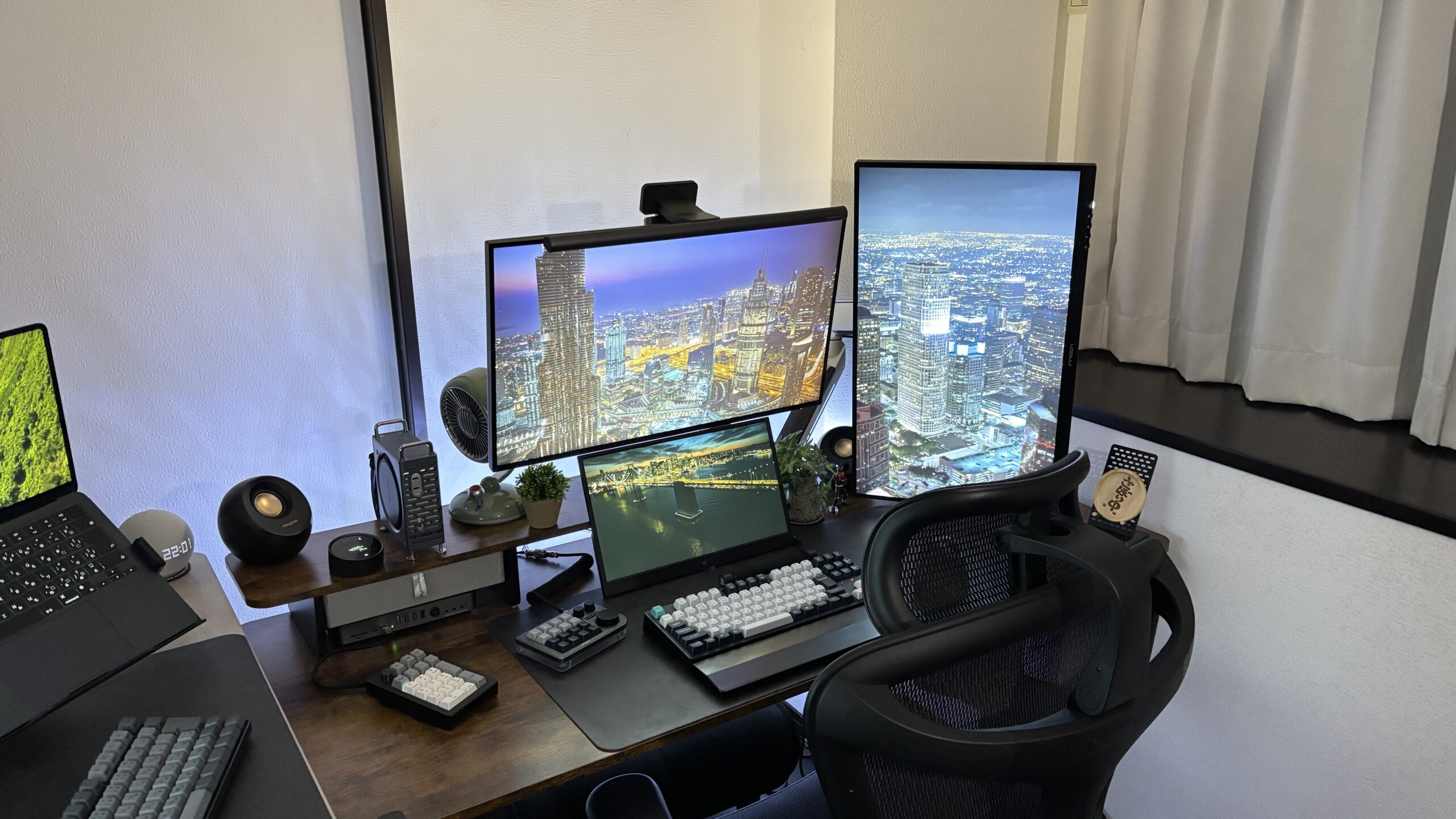 BenQ ScreenBar Halo 2のバックライトのみ点灯した状態