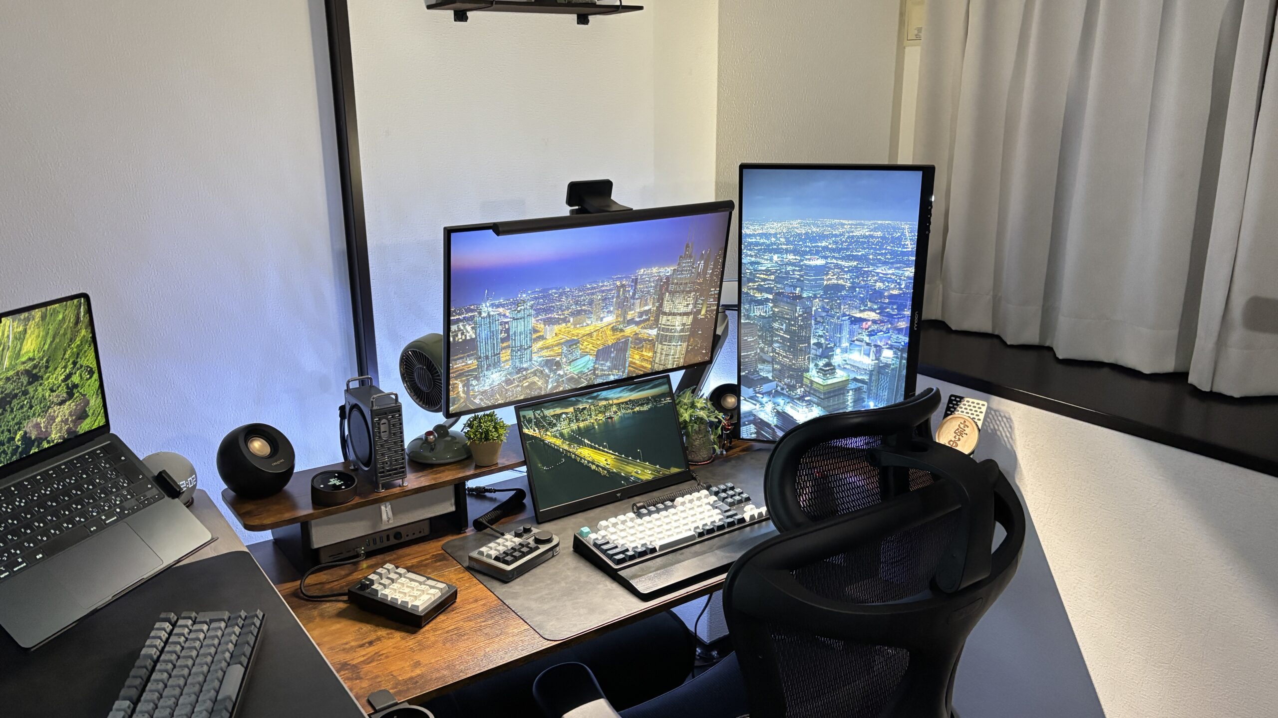 BenQ ScreenBar Halo 2のフロントとバック両方を点灯した状態