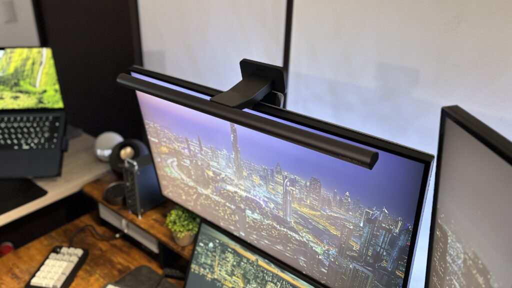 BenQ ScreenBar Halo 2を装着したデスクの全景
