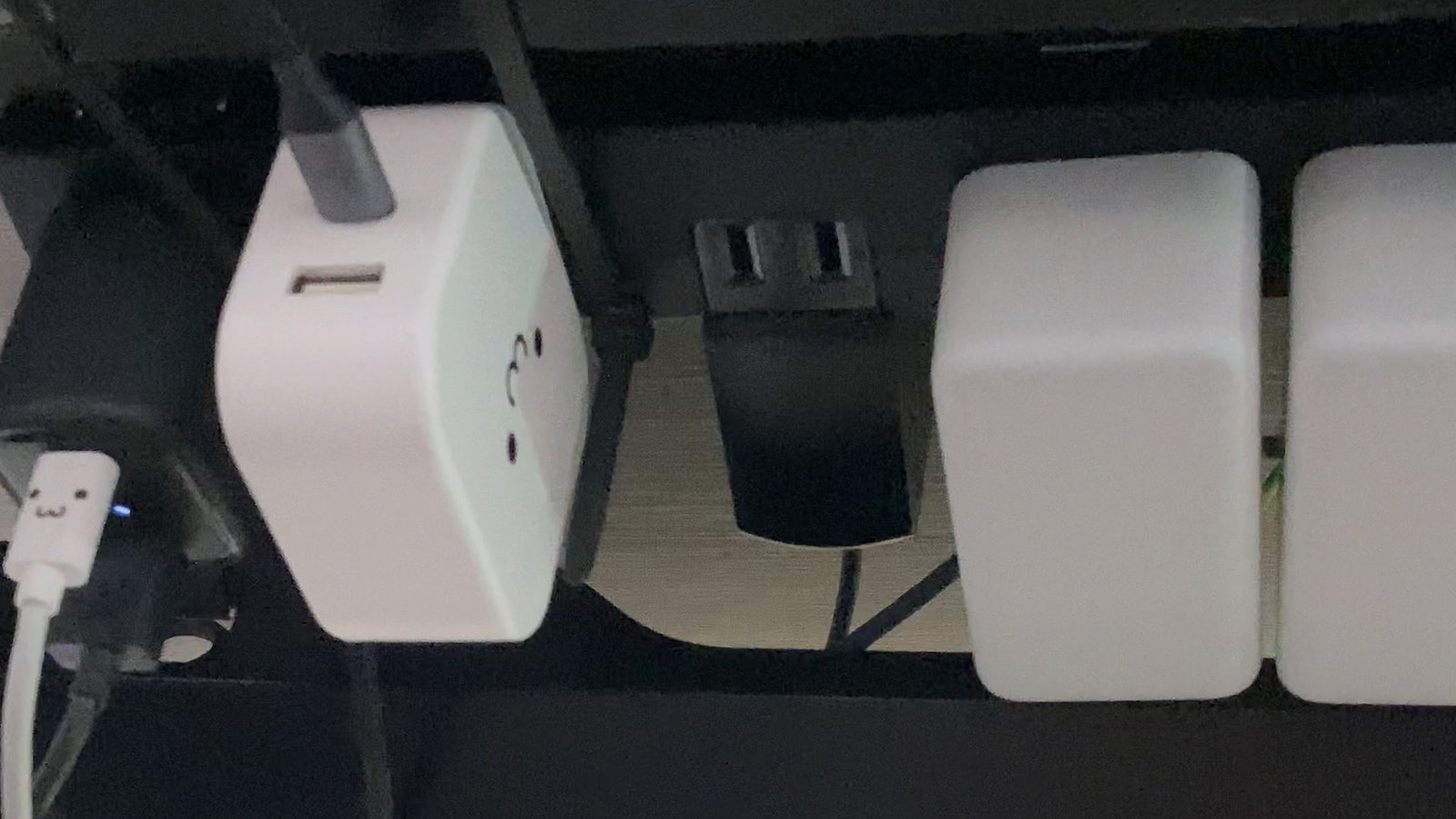 デスク下の電源タップに挿したNovaPort DUO 65W