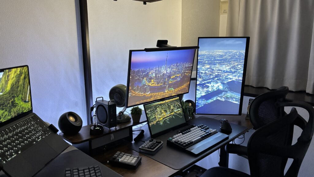 BenQ ScreenBar Halo 2のバックライトが壁面に広がり間接照明として機能している様子