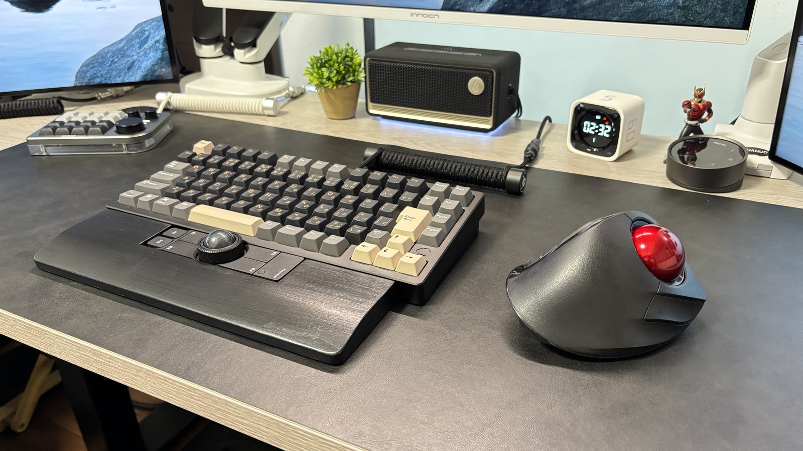 キーボードと左手デバイス・トラックボールを並べたデスク
