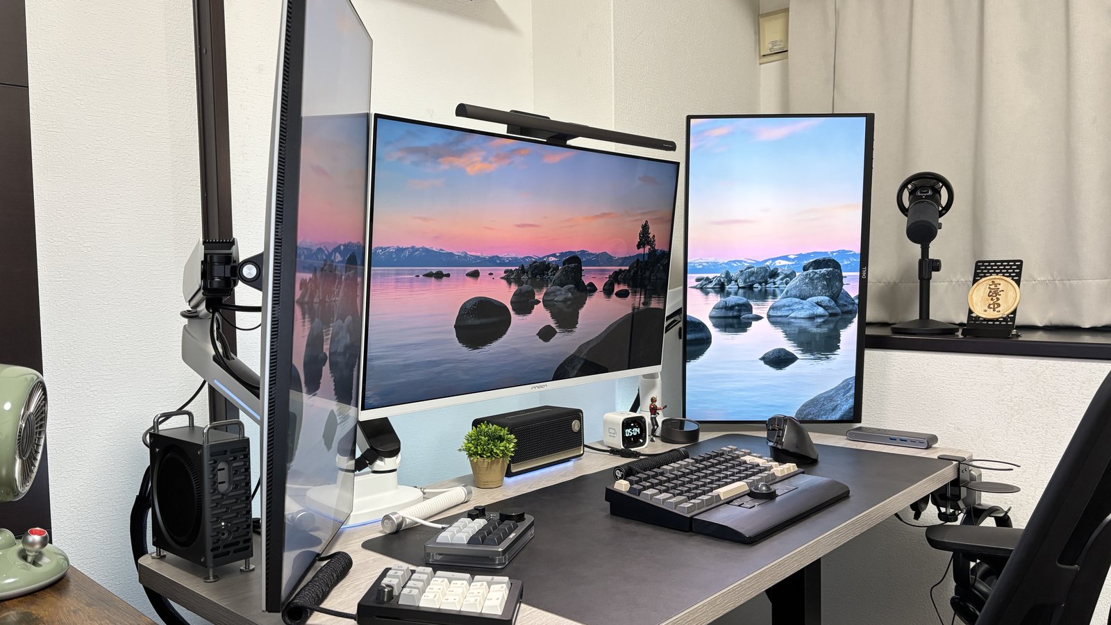 5つのアイテムを置いたPCデスクの全景