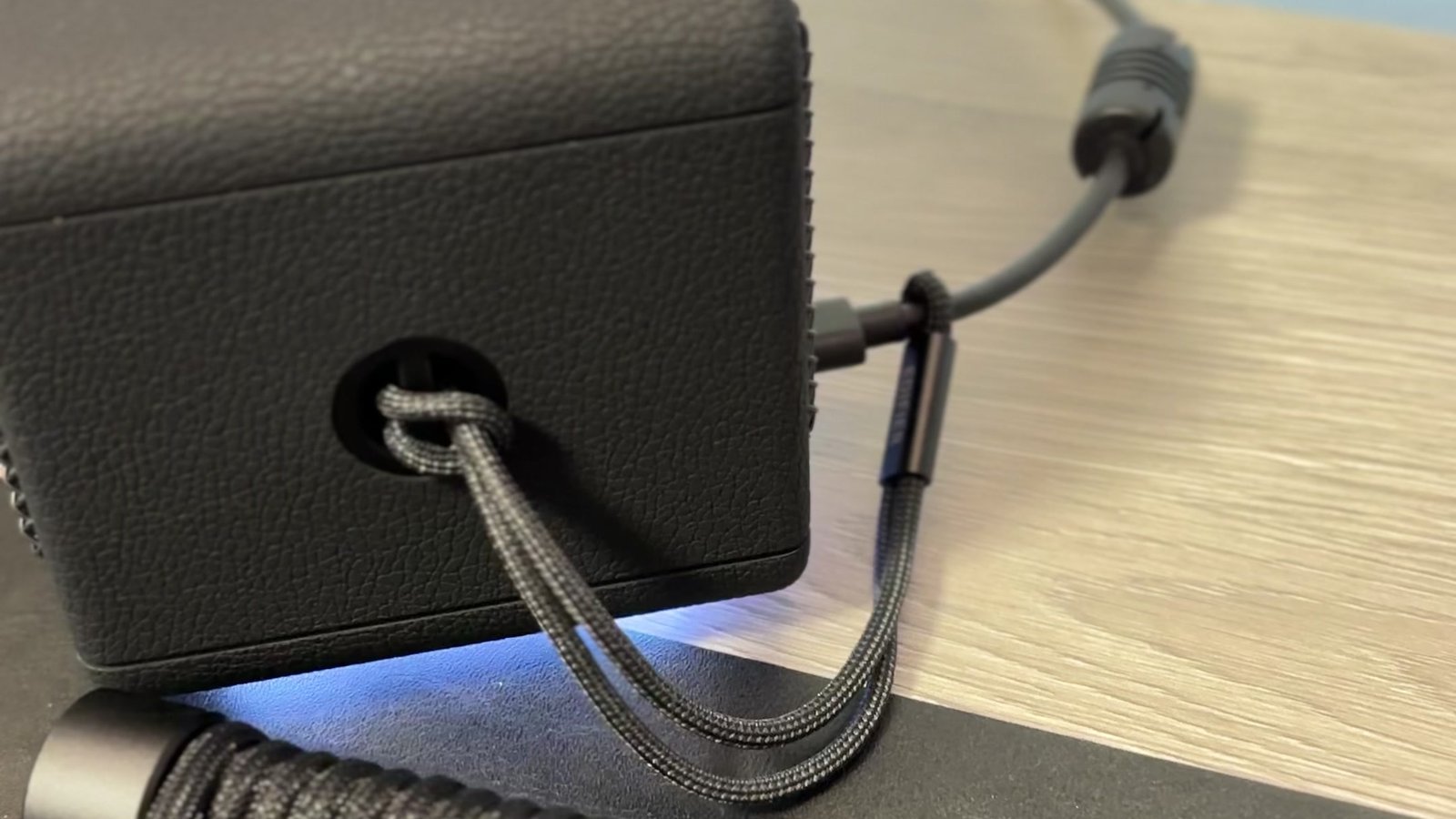 Edifier ES60の背面。USB Type-Cケーブルを挿したところ