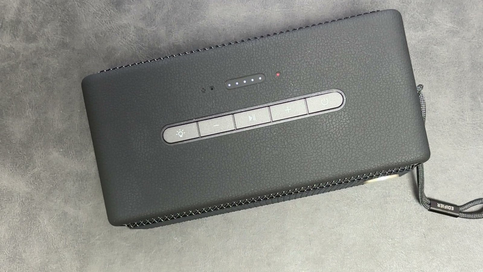 Edifier ES60の天面にある操作ボタン