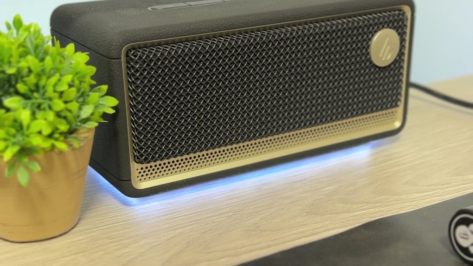 モニター下に1台だけ置いたEdifier ES60