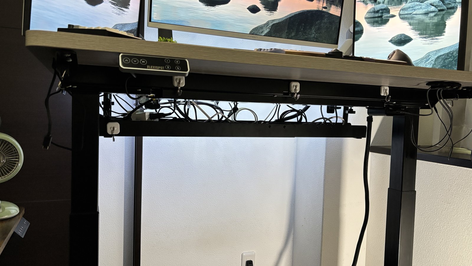 FlexiSpot E7デスク下のイーサプライ ケーブルトレー
