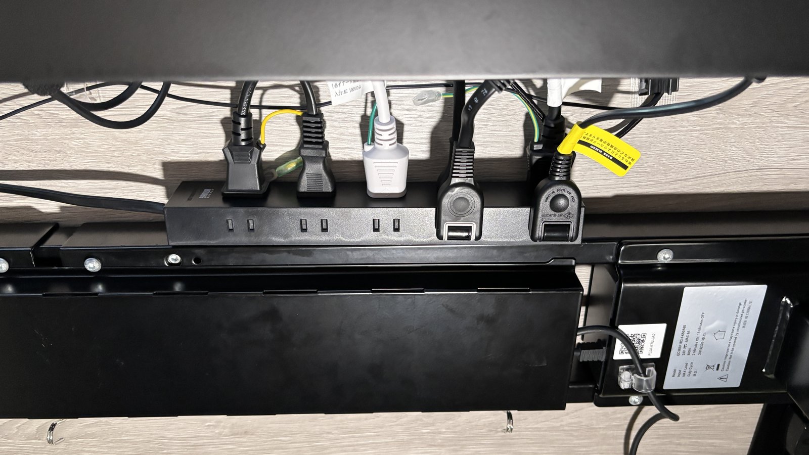 電源タップをマグネットでデスクフレームに固定