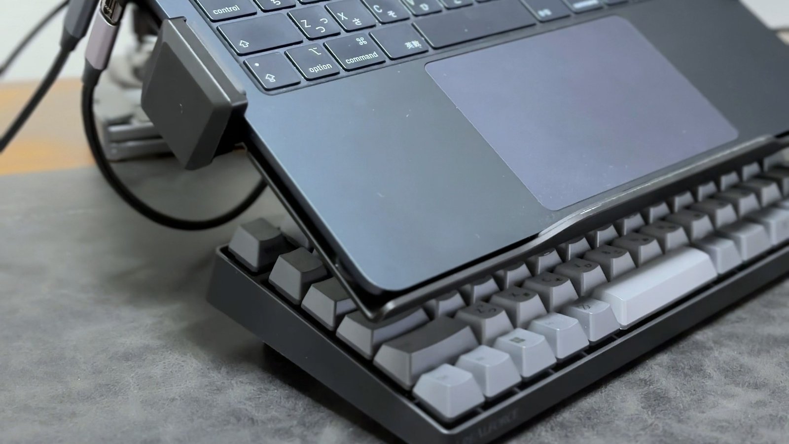 吊るしたノートPCの下に置いたキーボード