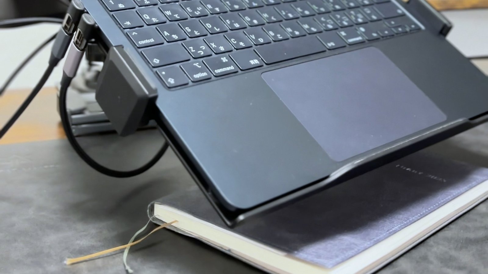 吊るしたノートPCの下に置いたノート