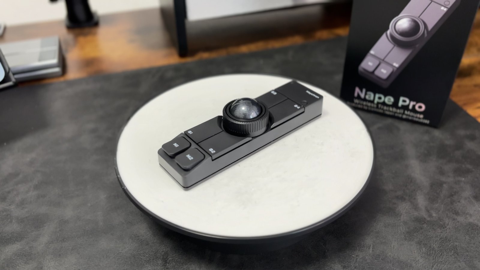 Nape Pro本体。中央の25mmボールと周囲のダイヤル