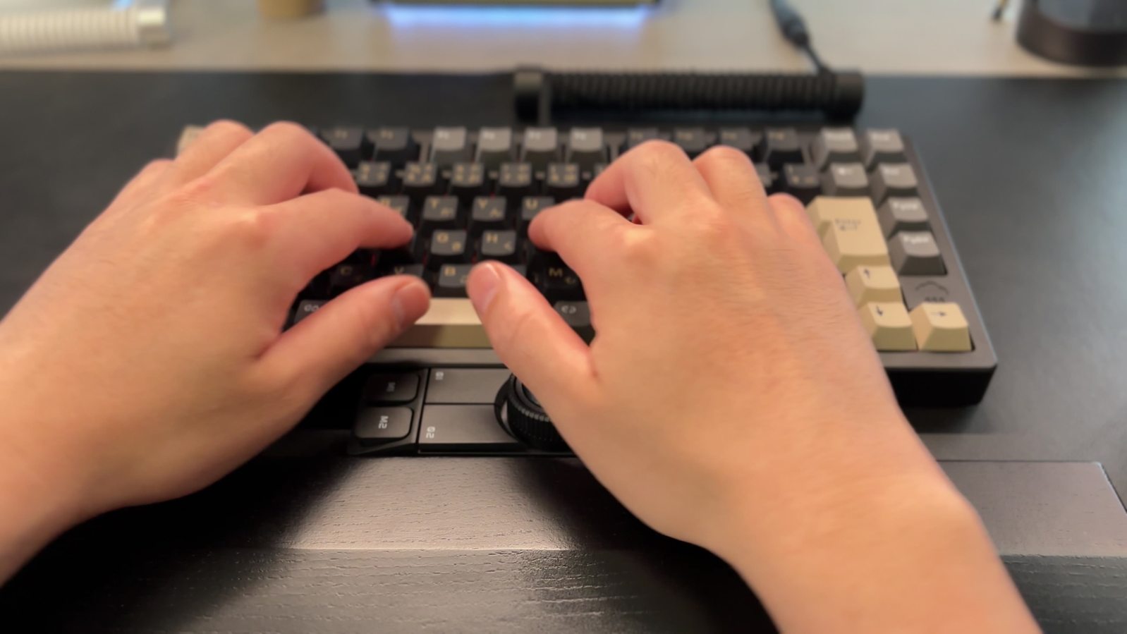 両手をキーボードに置いたまま親指でボール操作