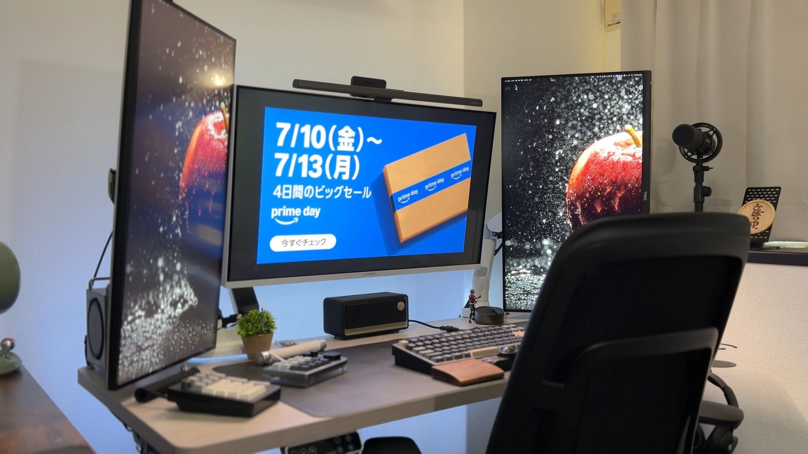 プライムデーのセール告知が映るPCデスク全景