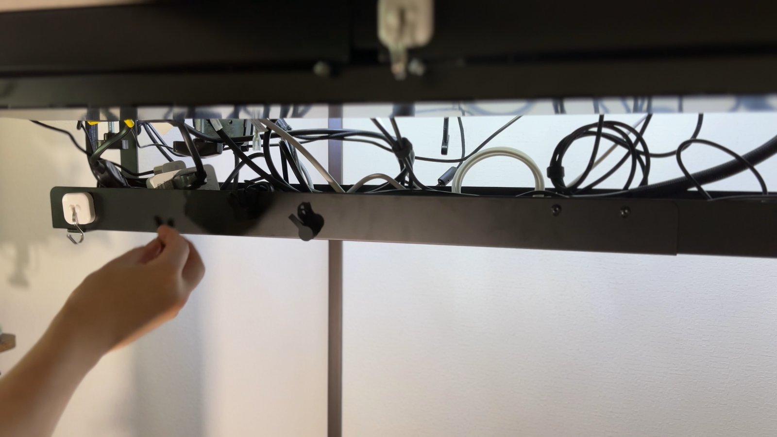 デスク下のケーブルをマグネットクリップで整理