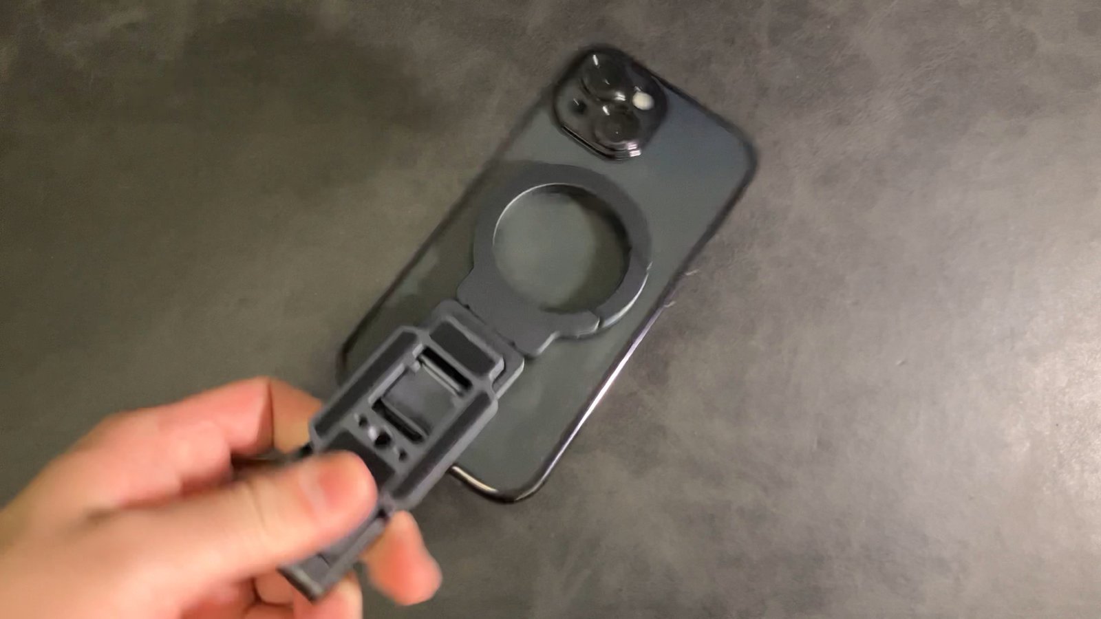 スマホに装着するとはみ出すUlanzi MA38