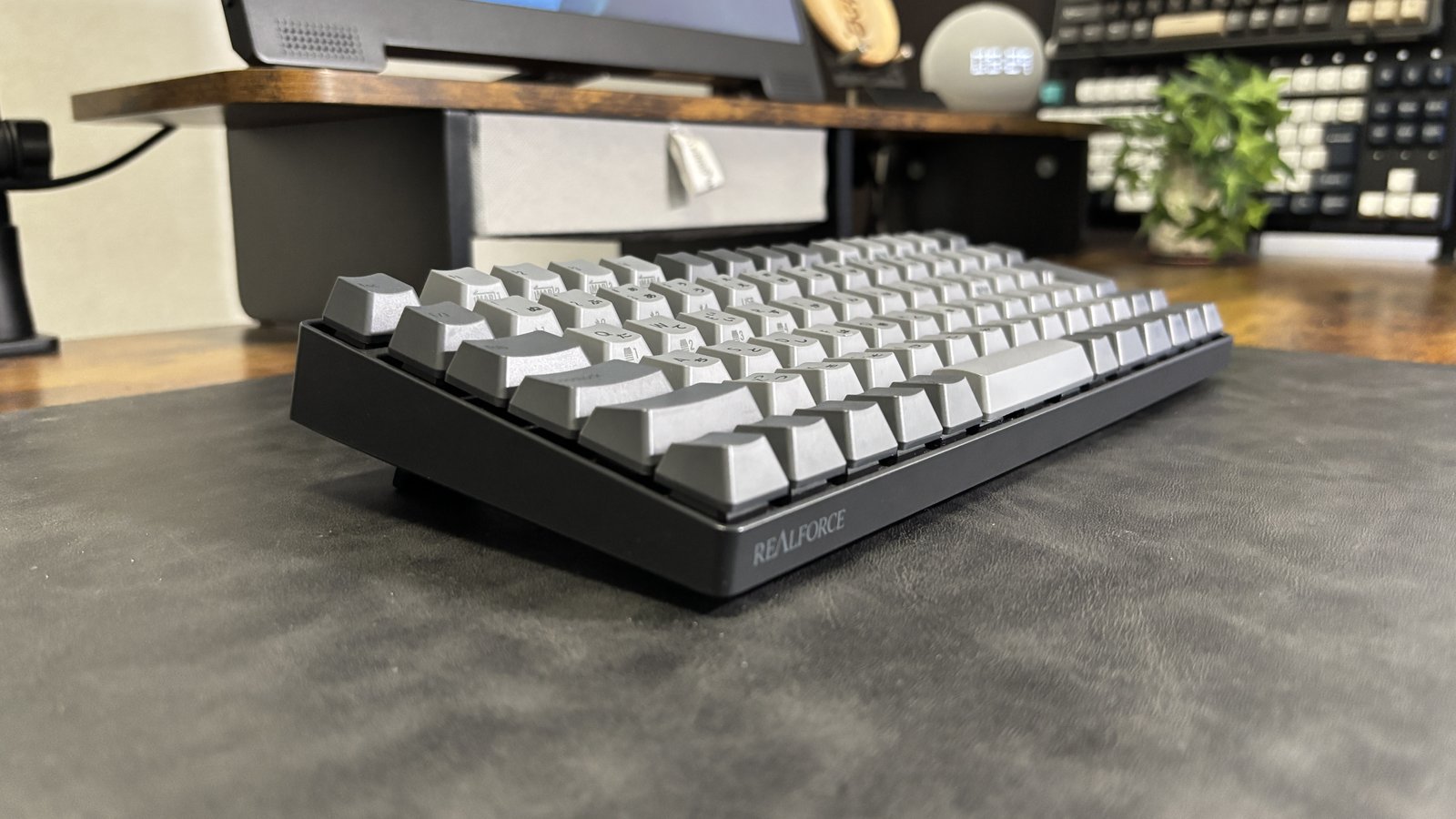 REALFORCE RC1の側面。キーの高さとキーストローク4.0mmがわかる