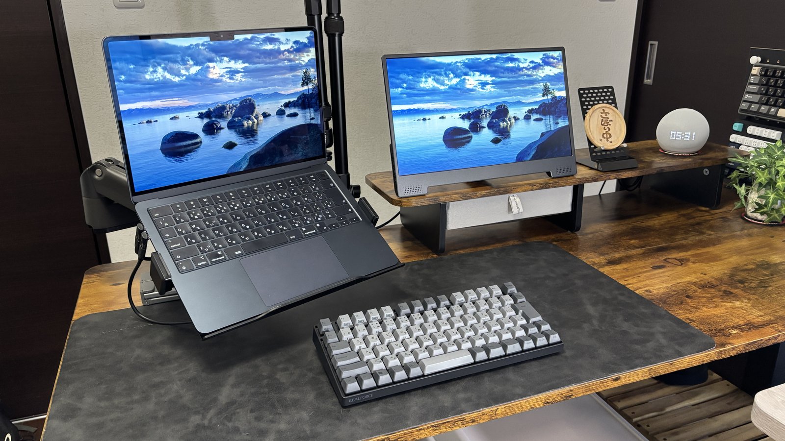 サブデスクでMacBook AirとREALFORCE RC1をワイヤレス接続して使用中