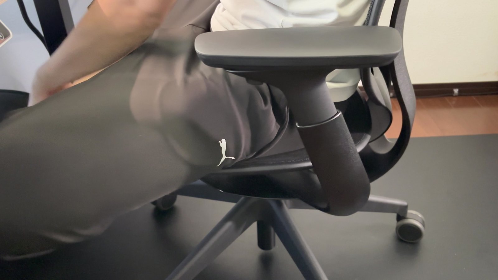 Steelcase Karmanであぐらをかいて座っているところ