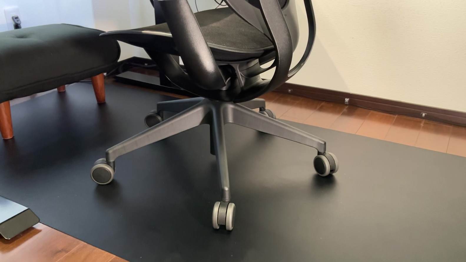 Steelcase Karmanのキャスターとチェアマットの接地部